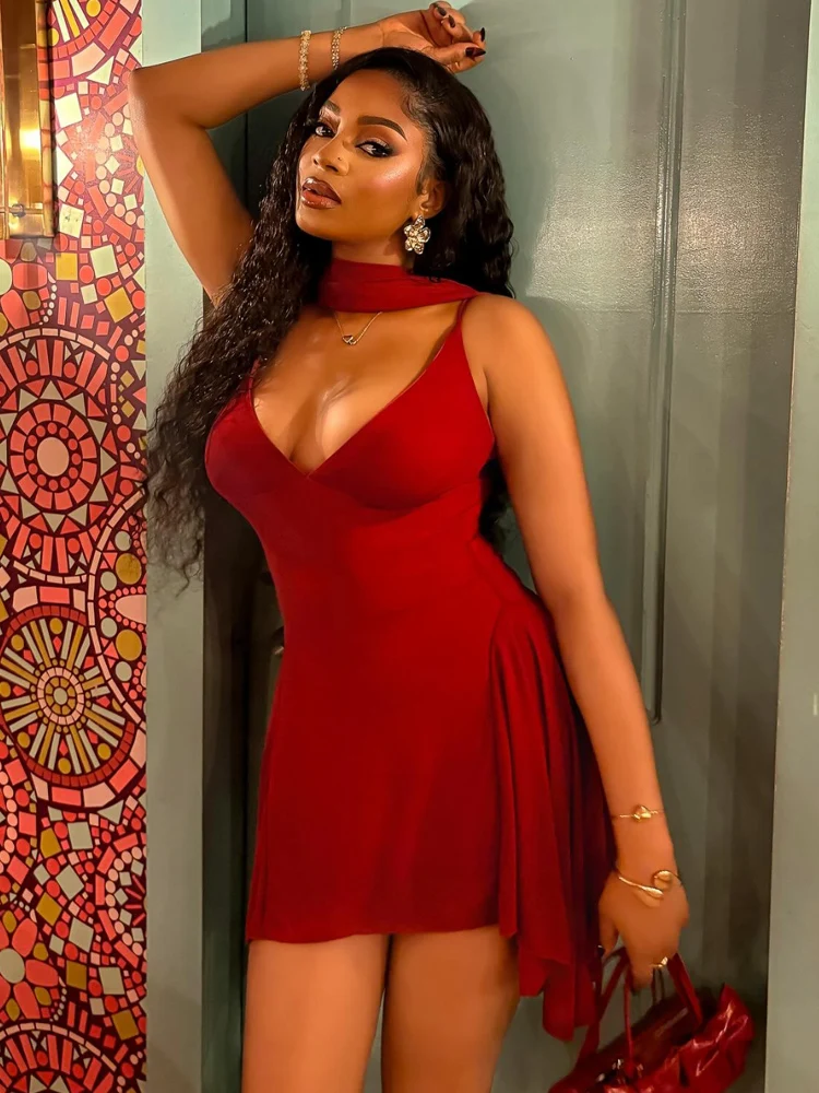 ชุดมินิเดรสสีแดงแบบผูกคอเว้าลึกทรงเข้ารูปสำหรับผู้หญิง แบรนด์ Beyprern ดีไซน์แขนกุด แต่งระบายแบบไม่สมมาตร เหมาะสำหรับงานปาร์ตี้