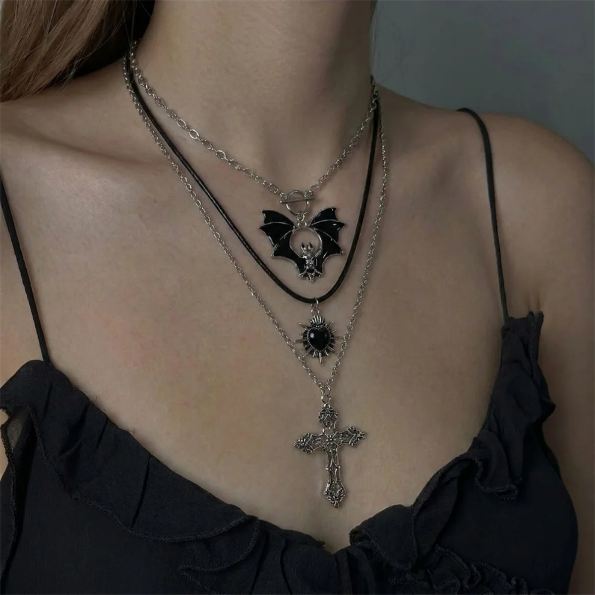 Dunkelschwarze Gothic-Spinnenkreuz-Anhänger-Mehrschichtige Halskette für Damen und Herren, Punk-Halloween-Herz-Fledermaus-Perlen-Choker, Cosplay-Schmuck – Detail 18