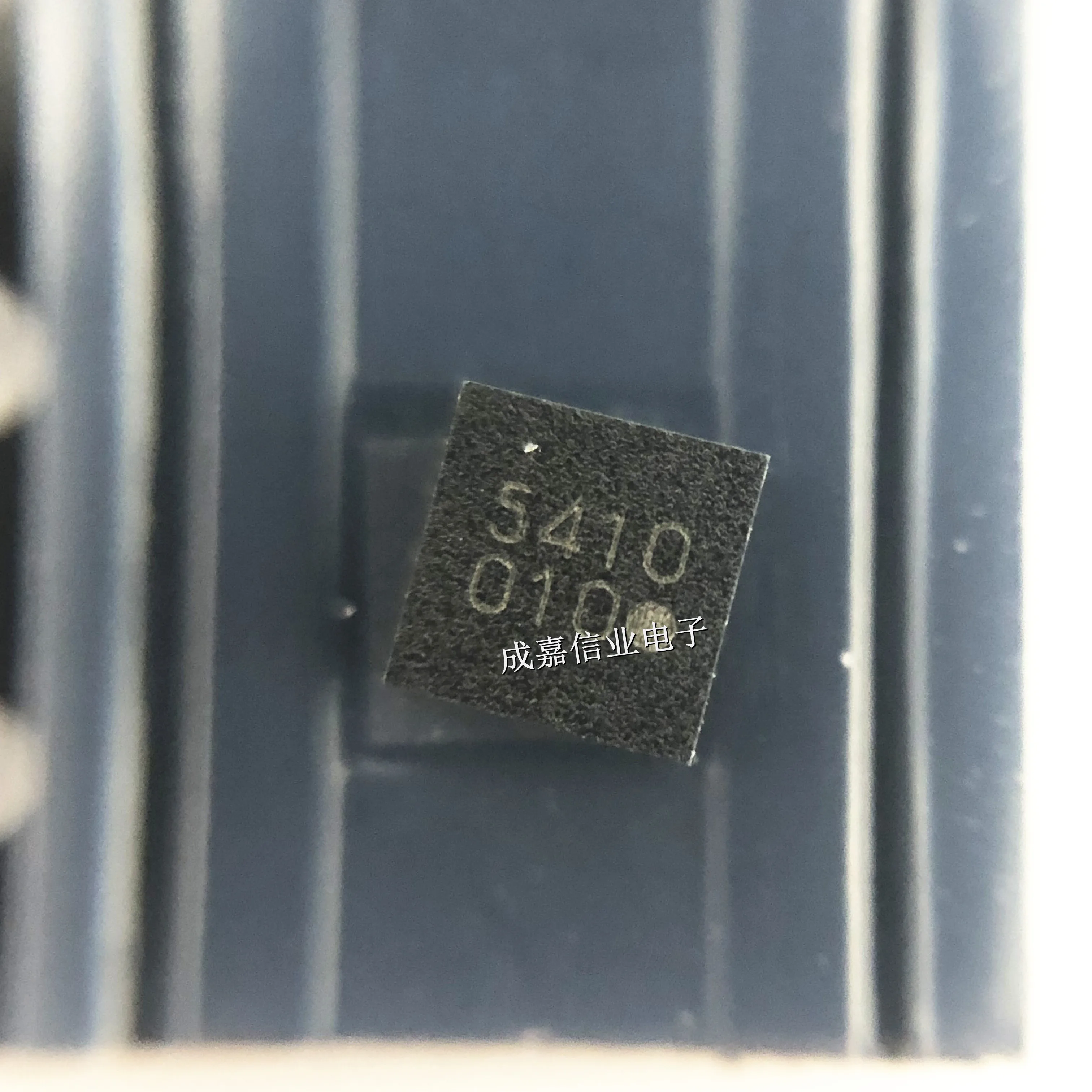 

5 шт./лот IST8310 LGA-16(3x3) МАРКИРОВКА;010 3D магнитный датчик 14-битный трехосный цифровой магнитометр