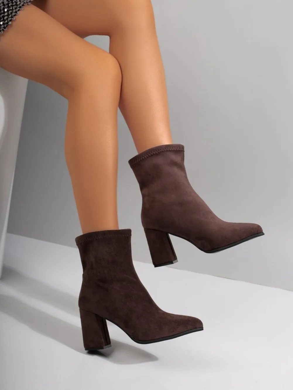 2026 Winter Damenstiefel Spitze Stretch-Sockenstiefel Modische Einfarbige Damenschuhe Hochhackige Kurze Stiefel Moderne Damenschuhe – Detail 24
