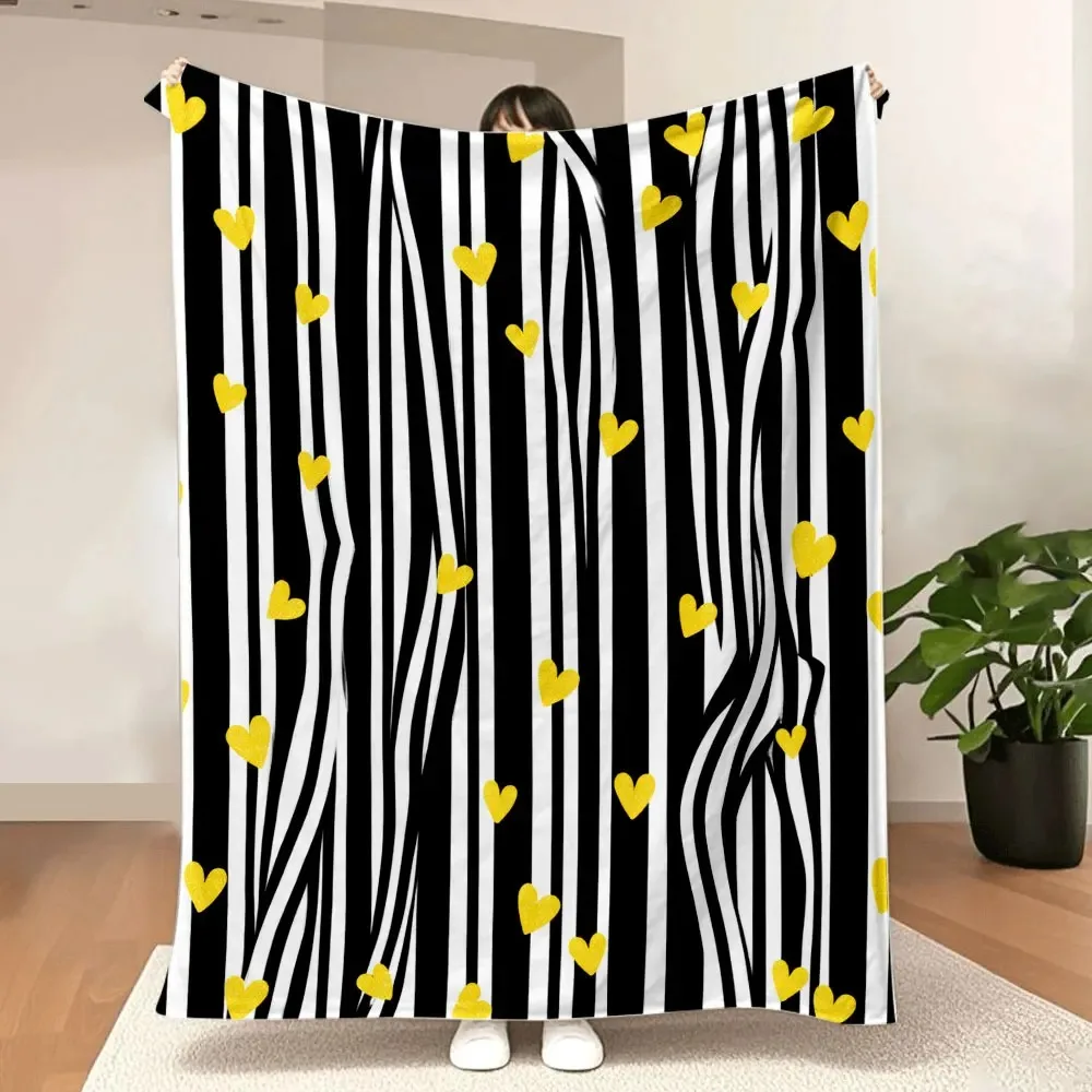 

Плед с принтом «Золотое сердце» — на черном фоне с белыми волнистыми линиями, этот мягкий и приятный для кожи плед идеально подходит.