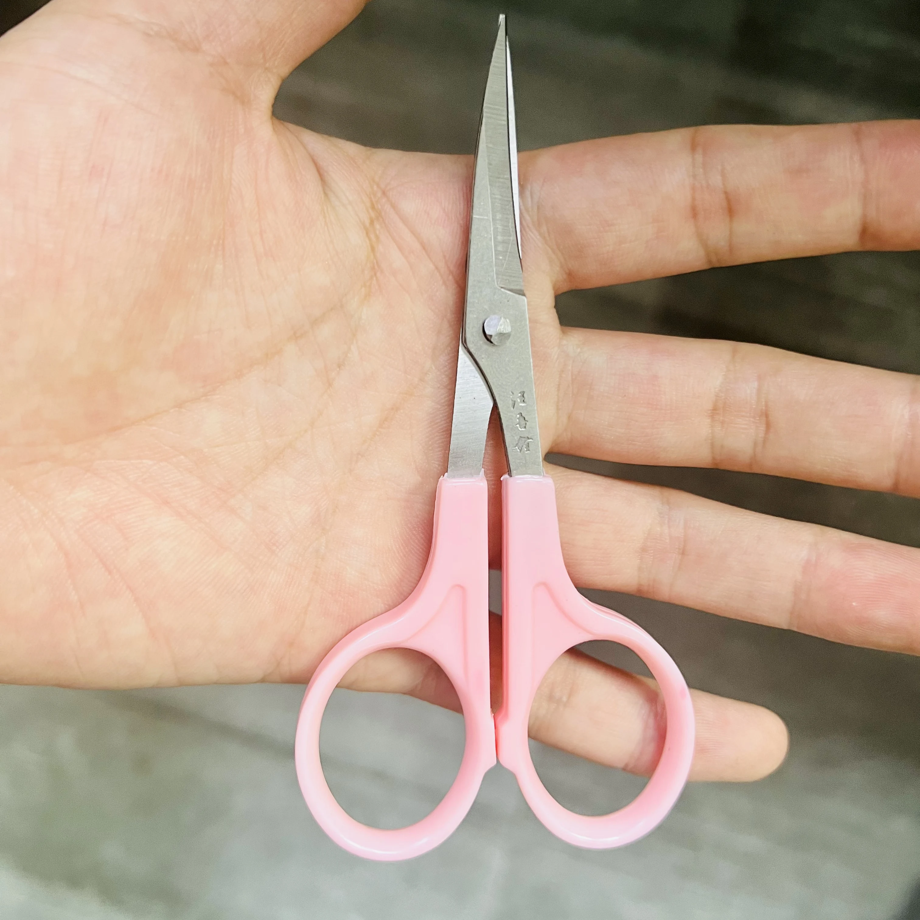 

Delivery and installation kit accessories pink mini scissors curved cutting head tainless steel tailor DIY craft scissors
