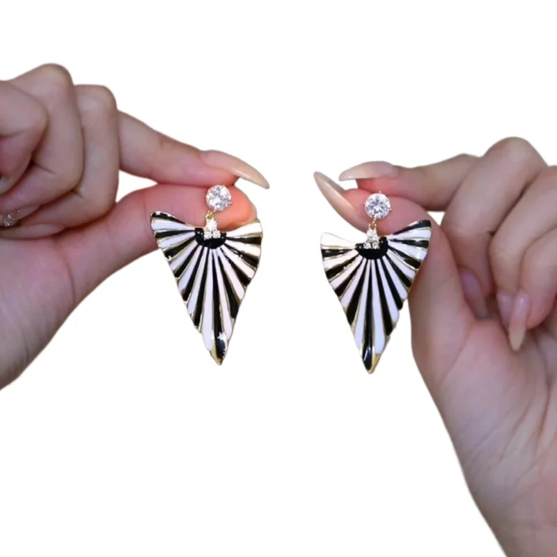 

European and American style fashion personality light luxury contrasting color earrings retro earrings