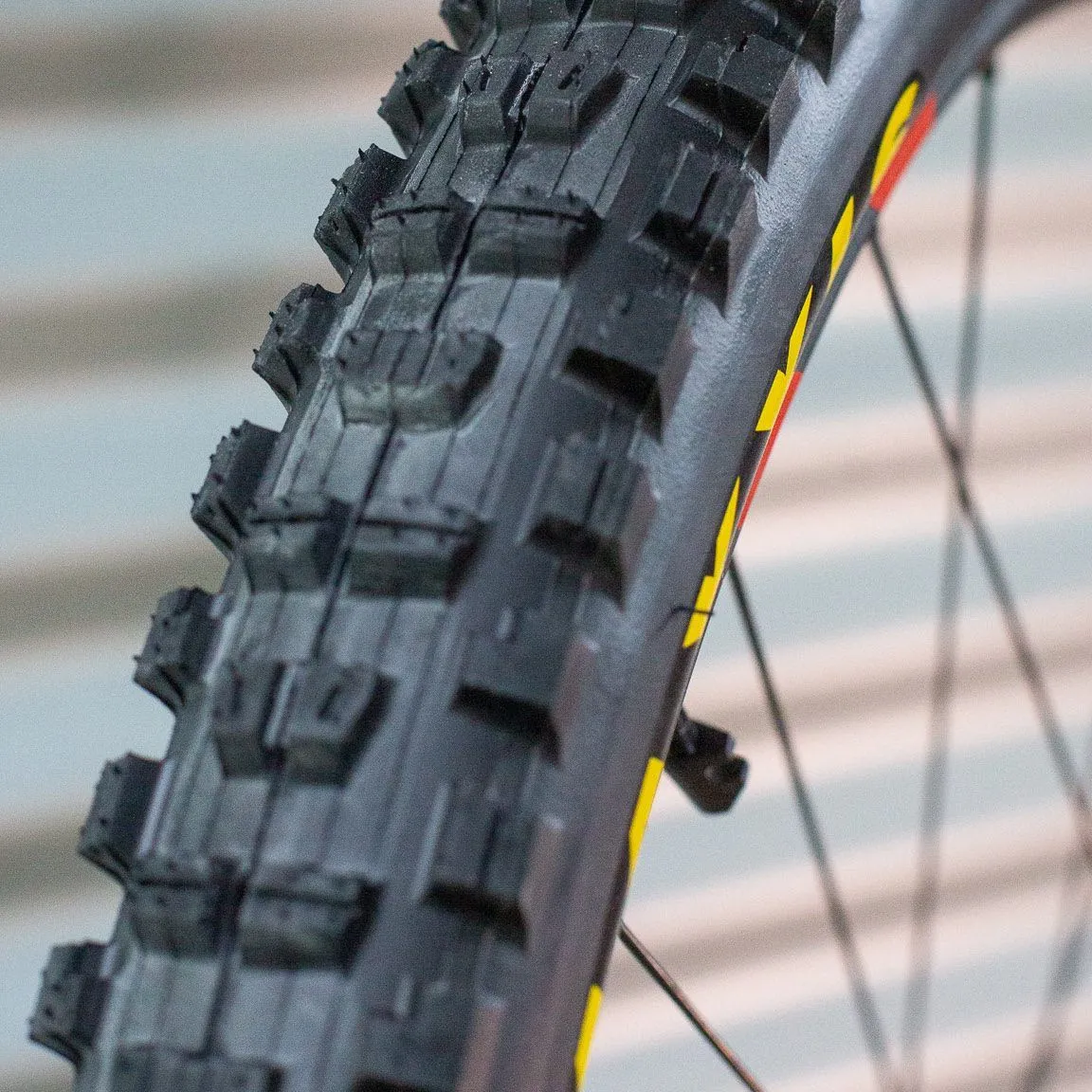 إطار ماكسيس D للدراجات الجبلية ذو جزيئات كبيرة للمنحدرات الجافة، طبقة غير مفرغة 3CG مضادة للانزلاق، إطار خارجي قابل للطي بو...