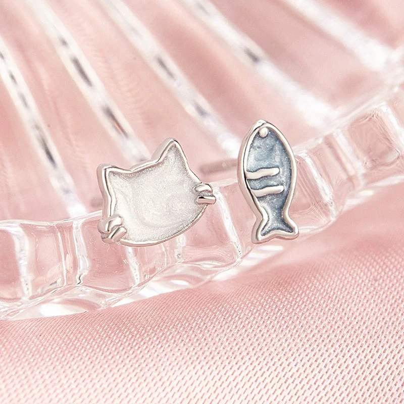 

New Small and Cute White Cat Blue Little Fish Earrings Personalized and Asymmetry Exquisite Cartoon Ear Stud For Women KOFSAC