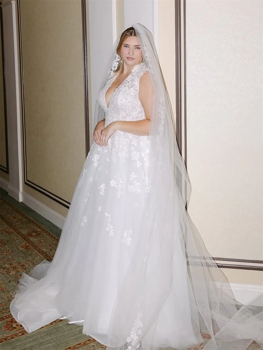 Tokyo Aangepaste Elegante A-lijn Trouwjurken V-hals Mouwloze Rits Bruidsjurken Witte Hof Trein Tule Bruidsjurken