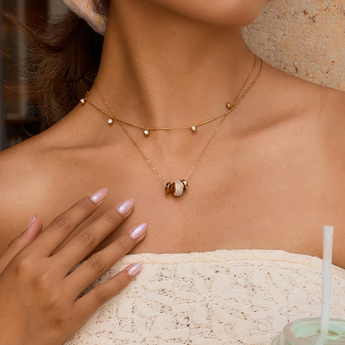 

AIKOER Classic 18k Gold Color Plated Inlay White Rhinestone Circle Pendant Lucky Necklace Waterproof Stainless Steel Girl Jewelr