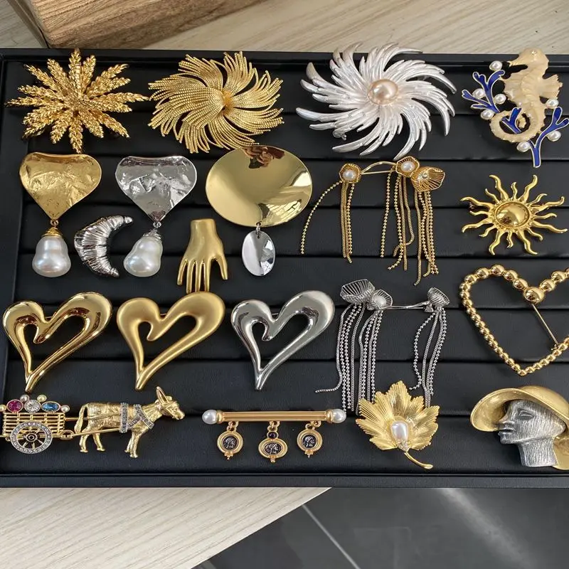 Skeds feminino clássico estilo vintage liga ouro coração pino broche moda retro barroco palácio acessórios emblemas para senhora