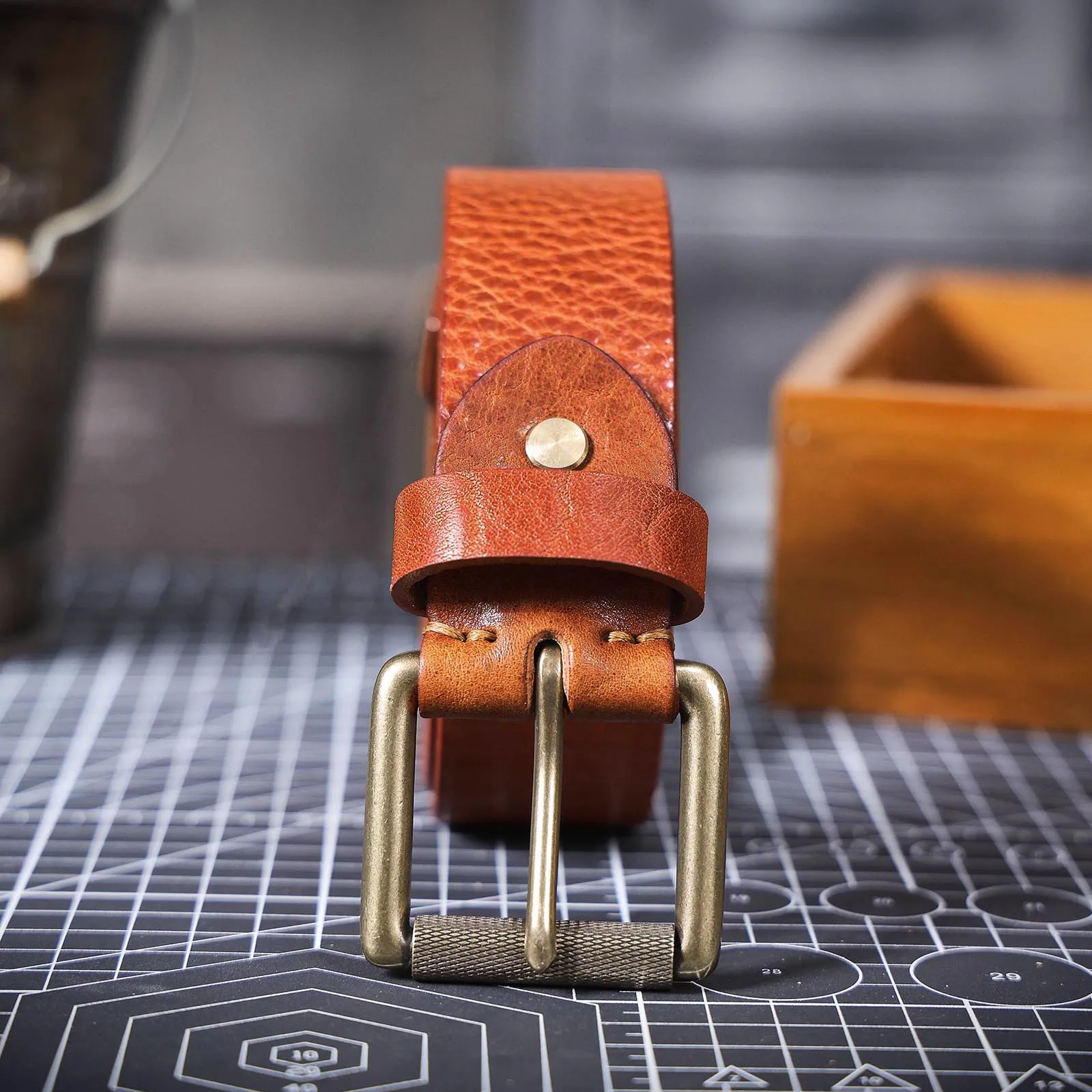 S.WORKER Klassischer Dicker Echtledergürtel für Herren aus Vollnarbigem Rindsleder Vintage Casual Gürtel für Jeans & Formelle Kleidung mit Messingschnalle – Detail 22