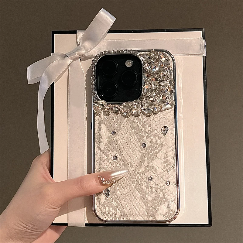 

Luxury Bling White Rhinestone Phone Case For iPhone 15 Pro Max 14 13 12 Pro Max Case Silver Frame Snake Pattern PU Leather Cover