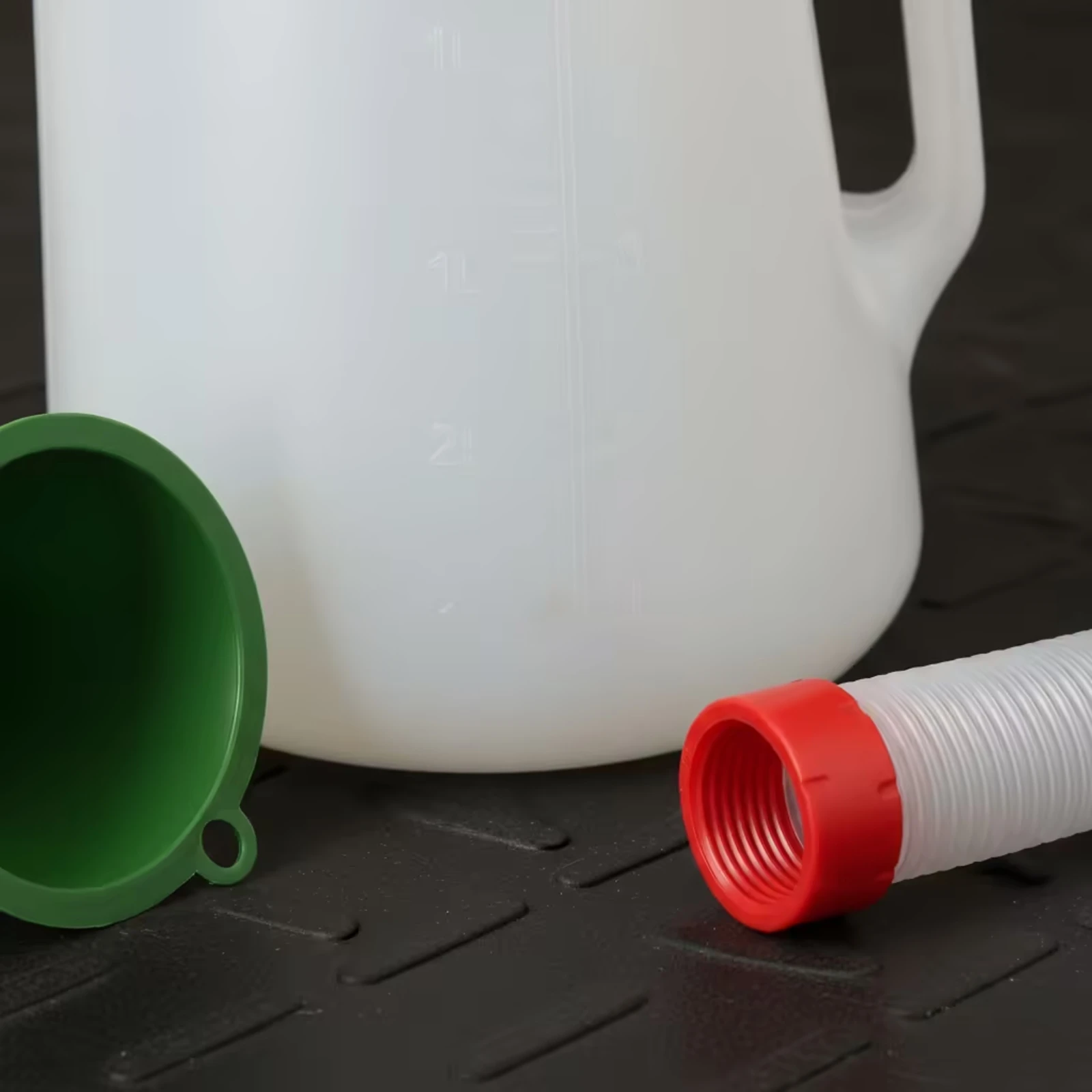 Engine Oil Filling Jug Corrugated Spout Oil Measuring Jug Garage Supply Screw-Top Opening