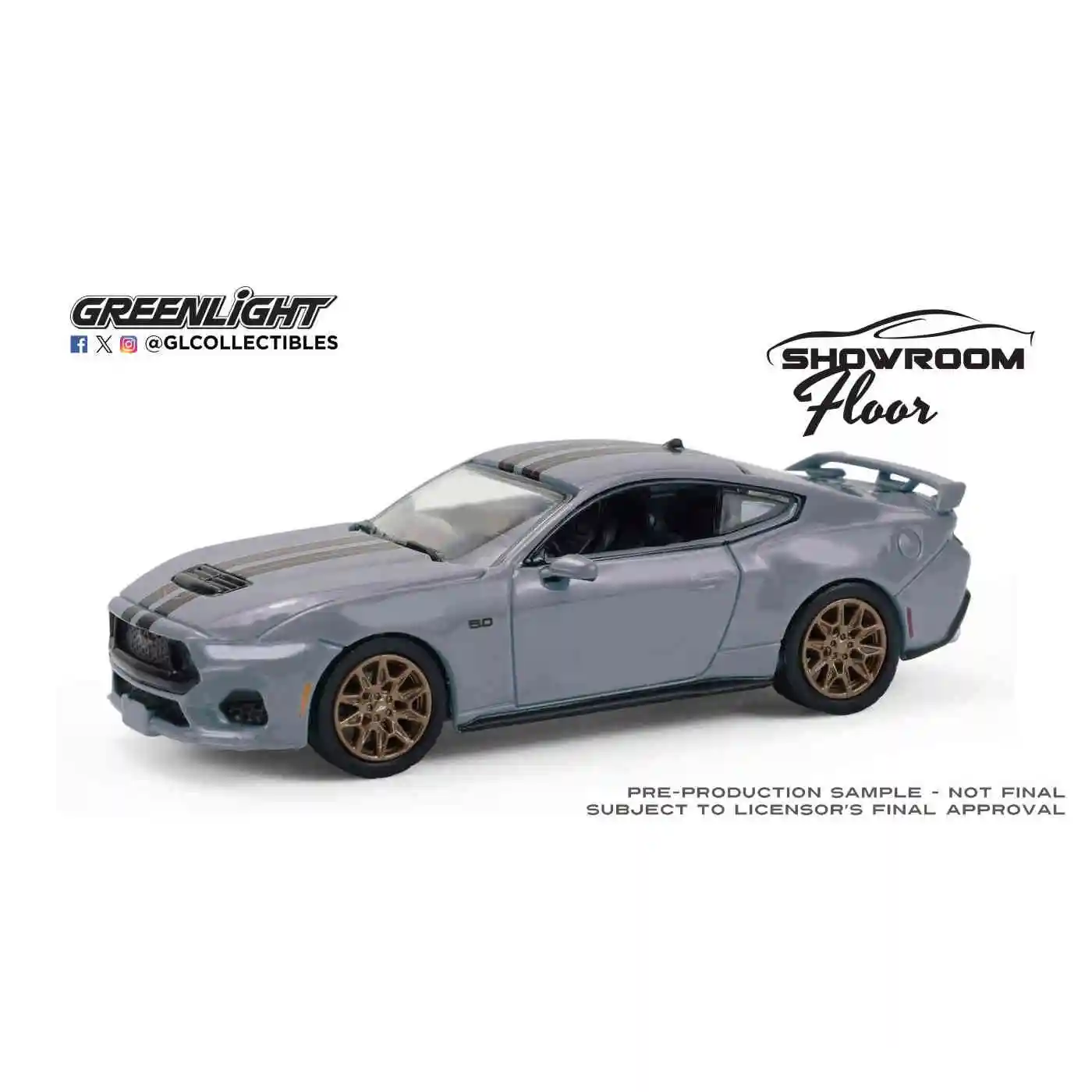 Greenlight 1:64 Showroom Floor Series 7 - 2024 Ford Mustang GT - رمادي داكن مع قاعدة صندوق العرض