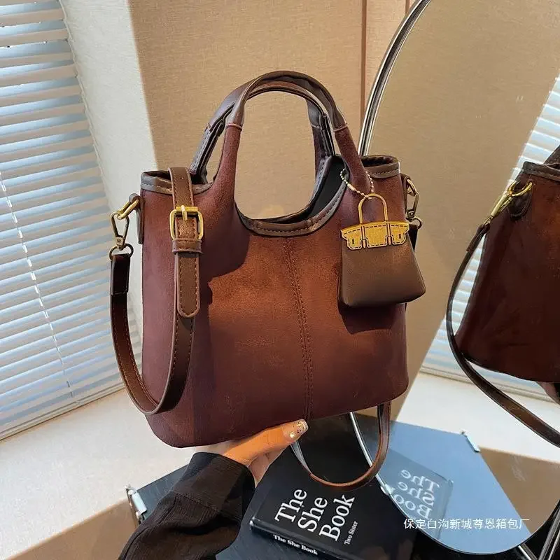 

2025 Hot! Retro Matte Underarm Bucket Bag for Women - 2025 Autumn/Winter New, Simple & Casual, Fashionable Shoulder, Trendy Look