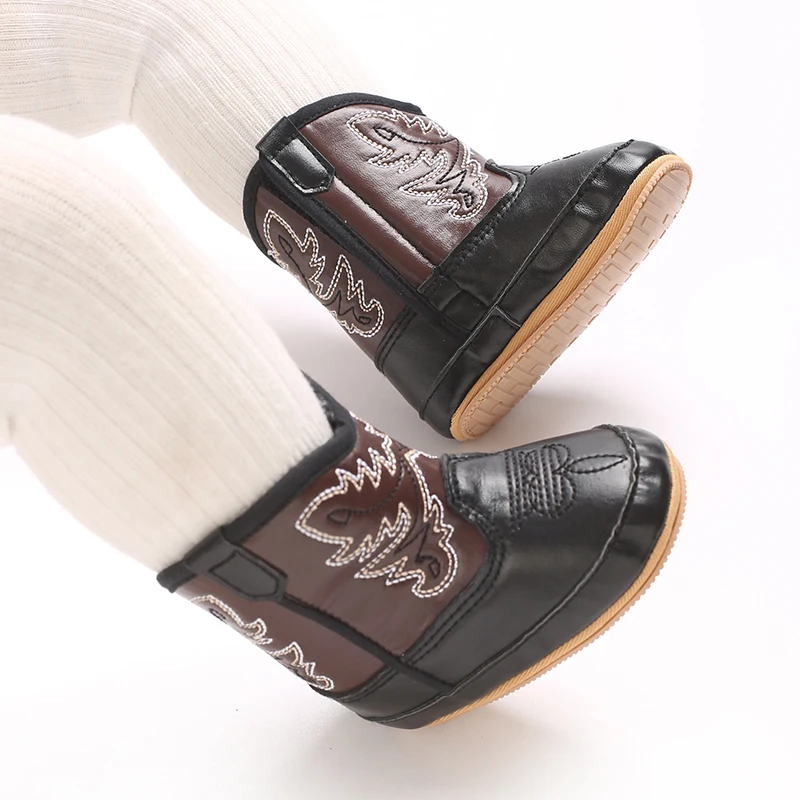 أحذية أطفال مطاطية عصرية وشعبية من قماش الدنيم الغربي نعل أوسط للخريف والشتاء أحذية مشي كاجوال دافئة ومضادة للانزلاق