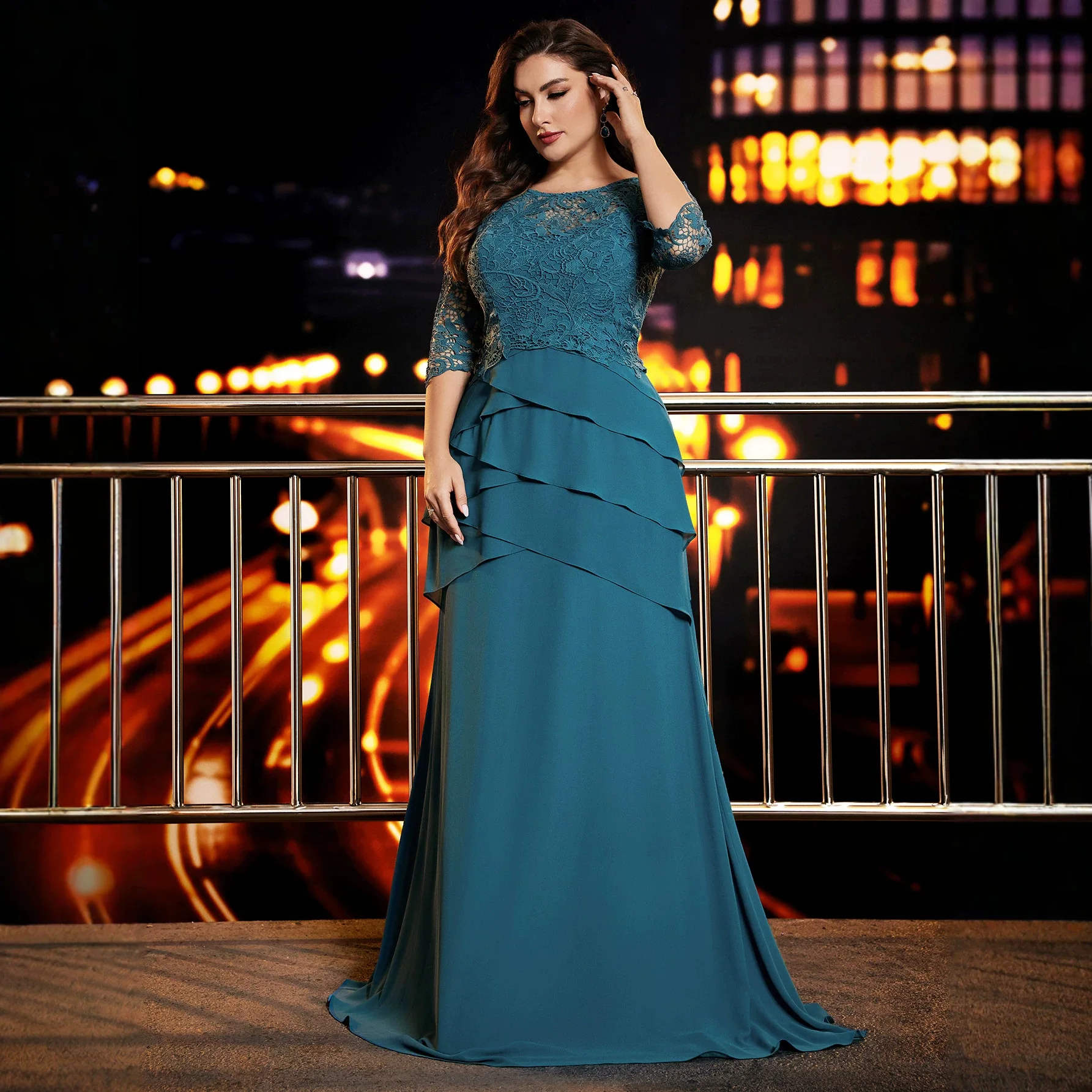 Abito Lungo da Sera/Cocktail in Chiffon a Balze con Scollo Rotondo, Maniche a Tre Quarti, Pizzo Floreale, Taglie Forti, Colore Teal, con Strascico, Modello A-Line