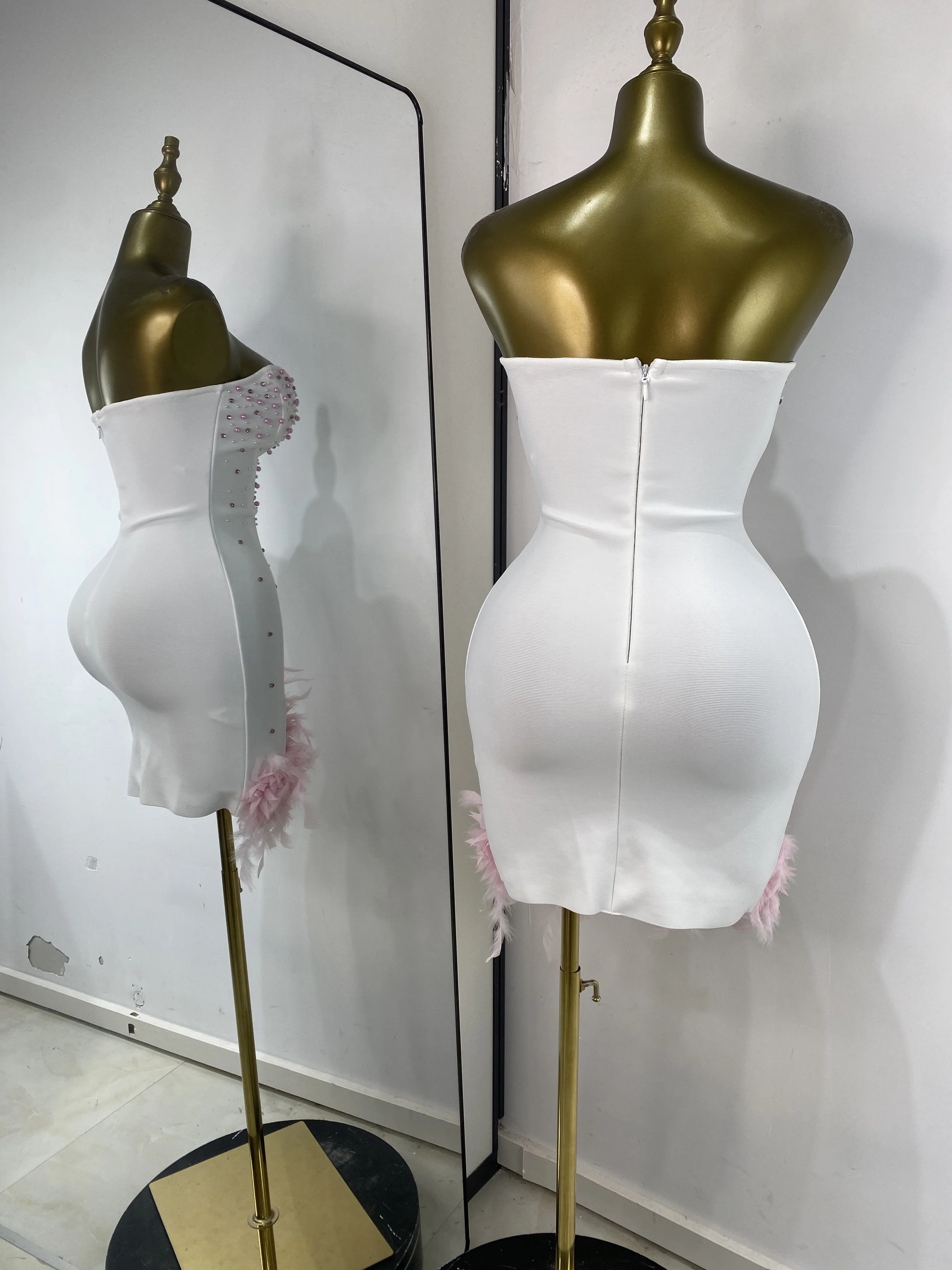 2025年女性用新作ホワイトバンデージドレス、ピンクのパールと花の刺繍入り、ボディコンミニ、セレブリティ風イブニングクラブパーティー誕生日ドレス
