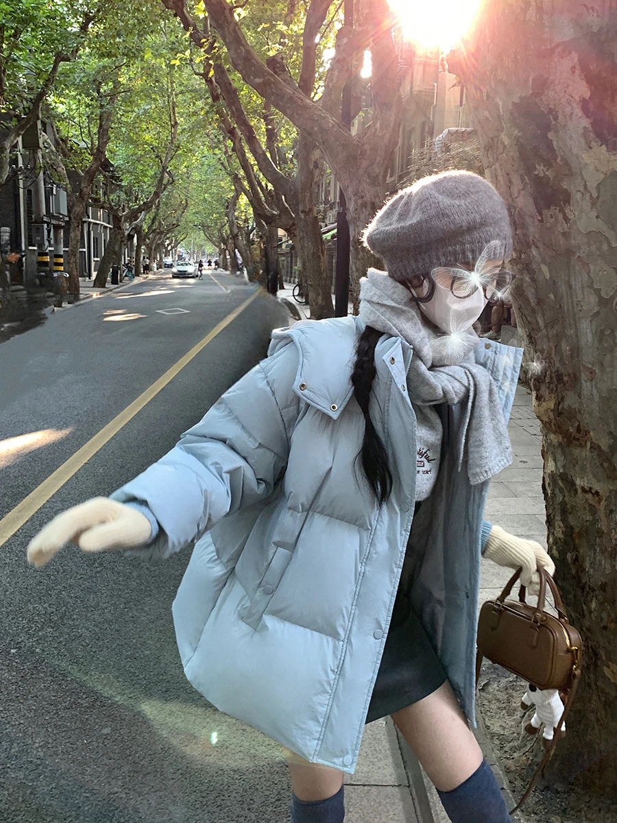 

OKJJ синее женское зимнее пальто с капюшоном, новинка 2025 года, белое пальто с капюшоном и перьями, корейское пальто маленького размера