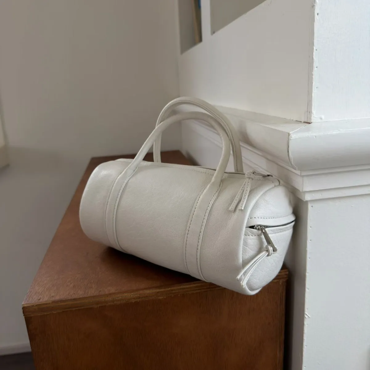 FIRMRANCH Classic Black and White Solid Color Soft Lambskin Cylinder Design Fashion Women's Handbag Chic Purse