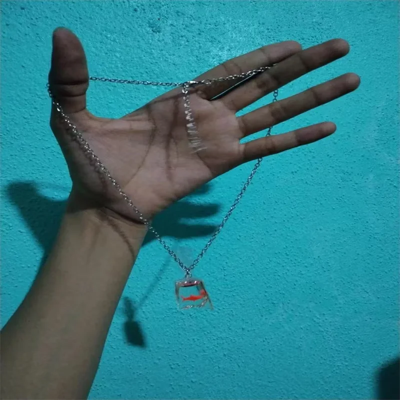 1 قطعة المعلقات حقيبة المياه الإبداعية للرجال والنساء ، رواية ذهبية شفافة الراتنج Jameela Jamil Koi قلادة