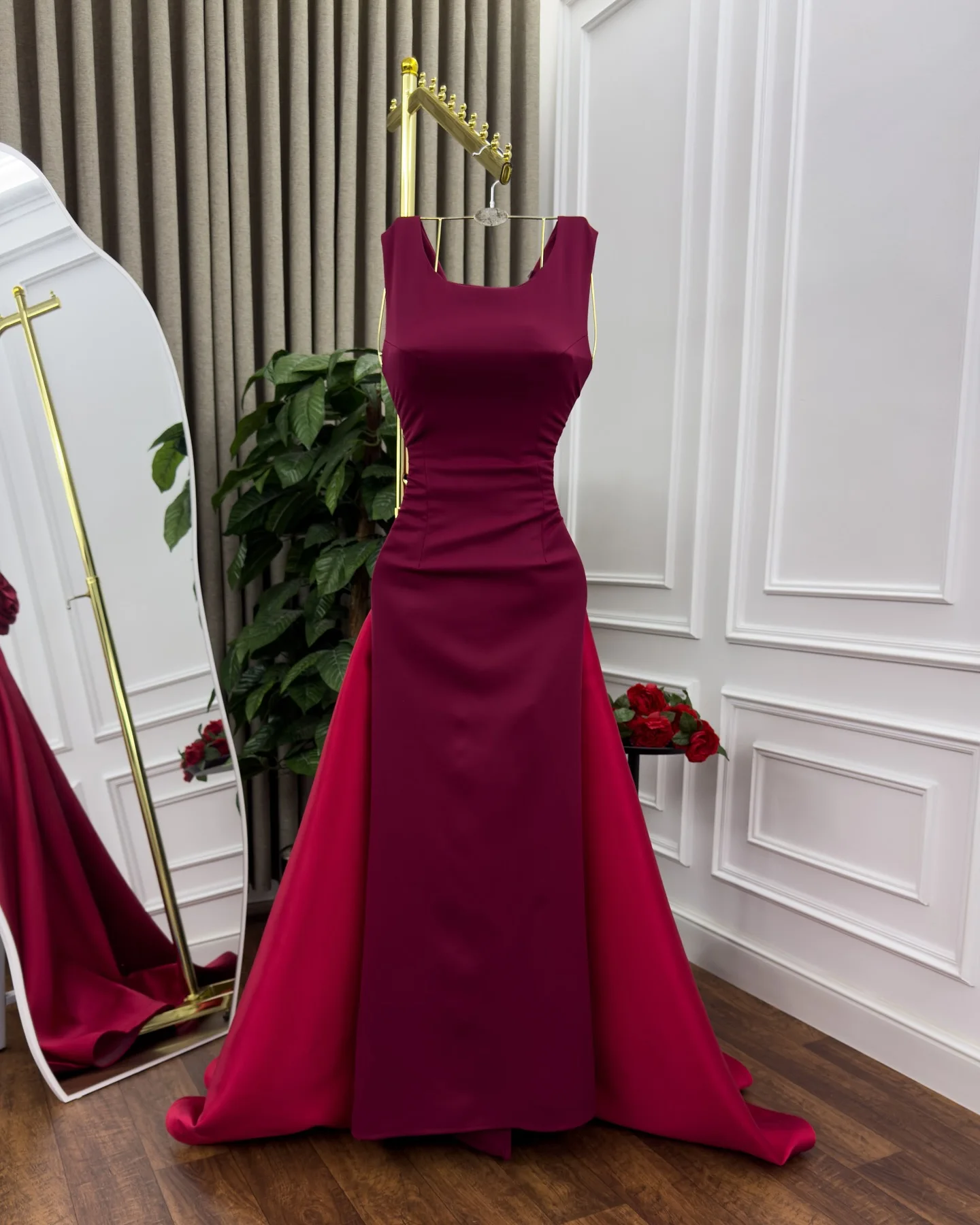 Abito da sera personalizzato Abiti da ballo classici senza maniche con scollo rotondo in raso Abiti da festa semplici e dritti fatti a mano con pannello floreale