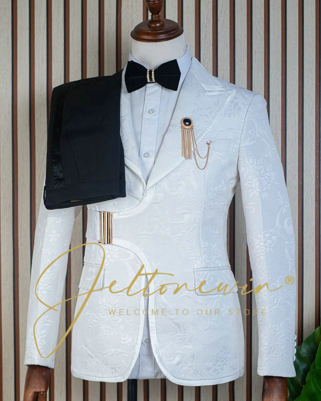 White Men's Two Piece Suit with Notch Lapel and Textured Fabric Elegant Modern Style for Groom or Banquet Occasions