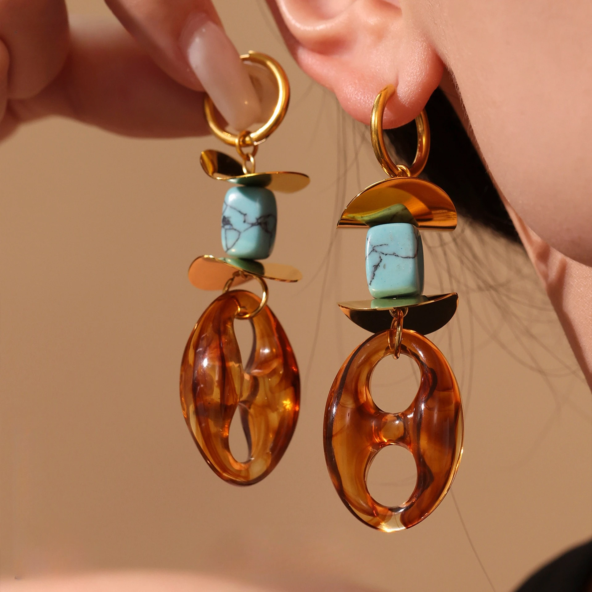 

Artistic women matte gold ear hooks with turquoise resin caramel pig nose earrings retro commuter style date eye-catching item
