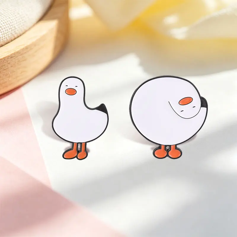 Cartoon Runde, schräg stehende weiße Möwen-Emaille-Anstecknadel – Einfache, verspielte, niedliche Möwen-Brosche für Taschen und Revers – Schmuckgeschenk – Detail 8