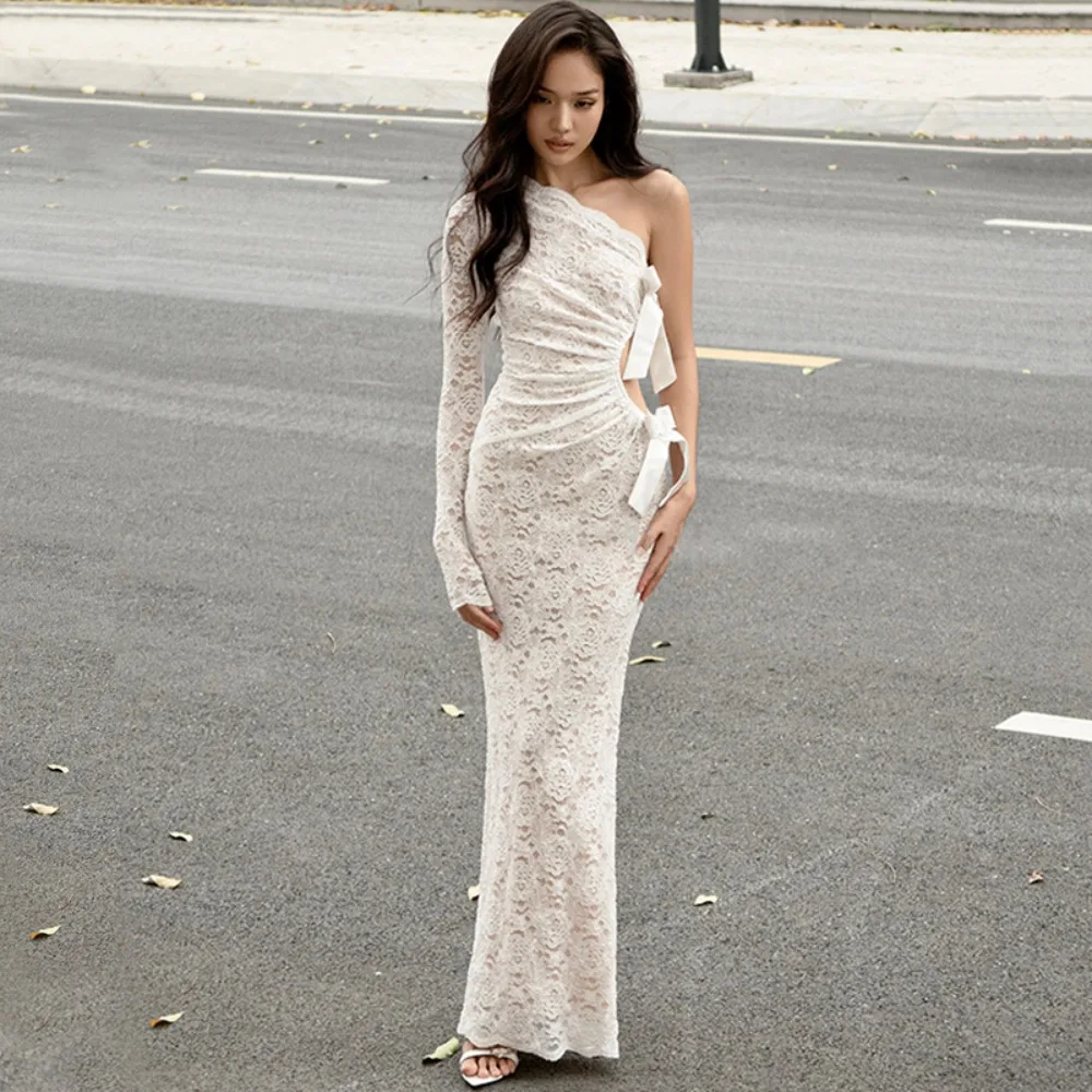 ‌ فستان سهرة من الدانتيل - فستان كوكتيل أبيض بدون أكتاف، فستان ضيق مثير من الدانتيل مع فتحة فستان طويل أنيق للحفلات