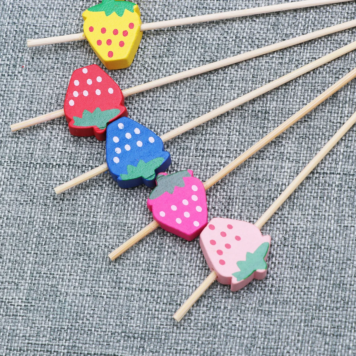 

200Pcs Wooden Cocktail Picks Elegant Strawberry Fruit Sticks Creative Design Party Bar Ktv Appetizer Display Fruit Picks