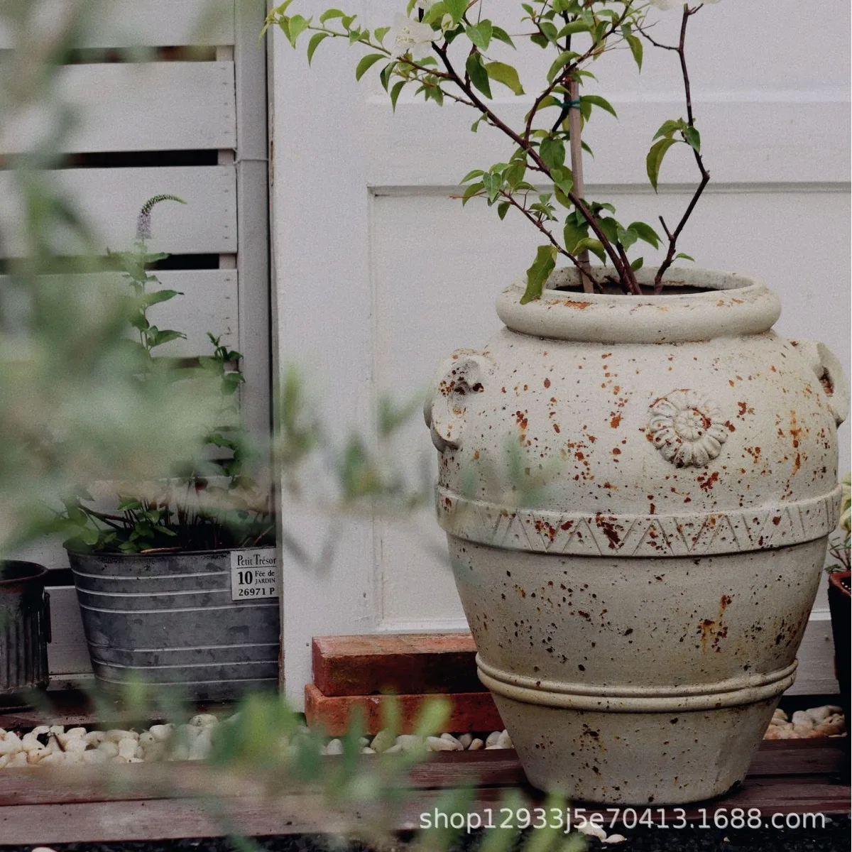 Factory direct sales of Italian retro vintage rusty colored jars, triangular plum planting, courtyard, garden, balcony decorativ