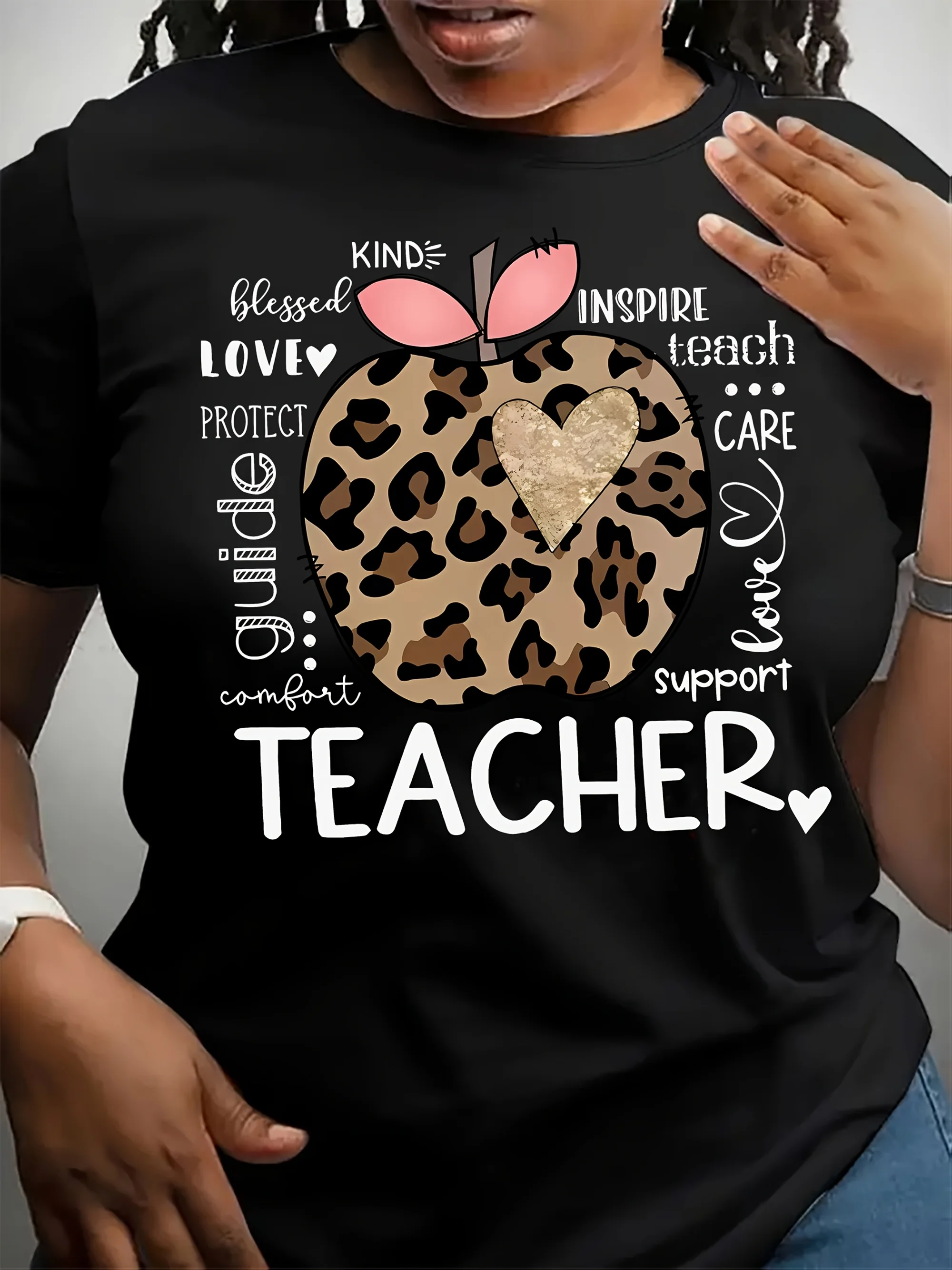 교사 감사 그래픽 티셔츠 - "축복받으시고, 사랑받으시고, 영감을 주시고, 가르치시고, 케어하고, 지원하세요" 하트 애플 디자인 캐주얼 크루넥