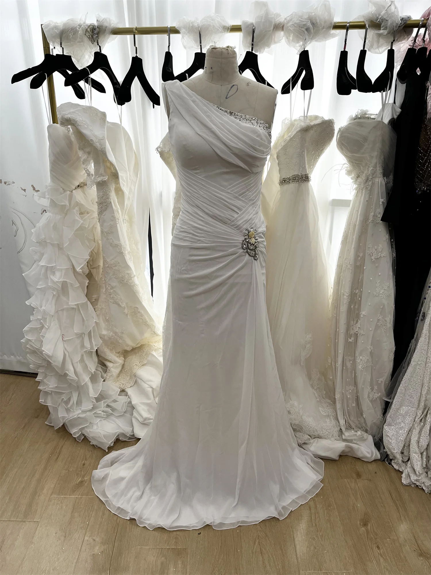 

CloverBridal Worthy High Quality Chiffon One Shoulder Pleated Rhinestones Beaded Ivory Stock Bridal Wedding Dresses 8093