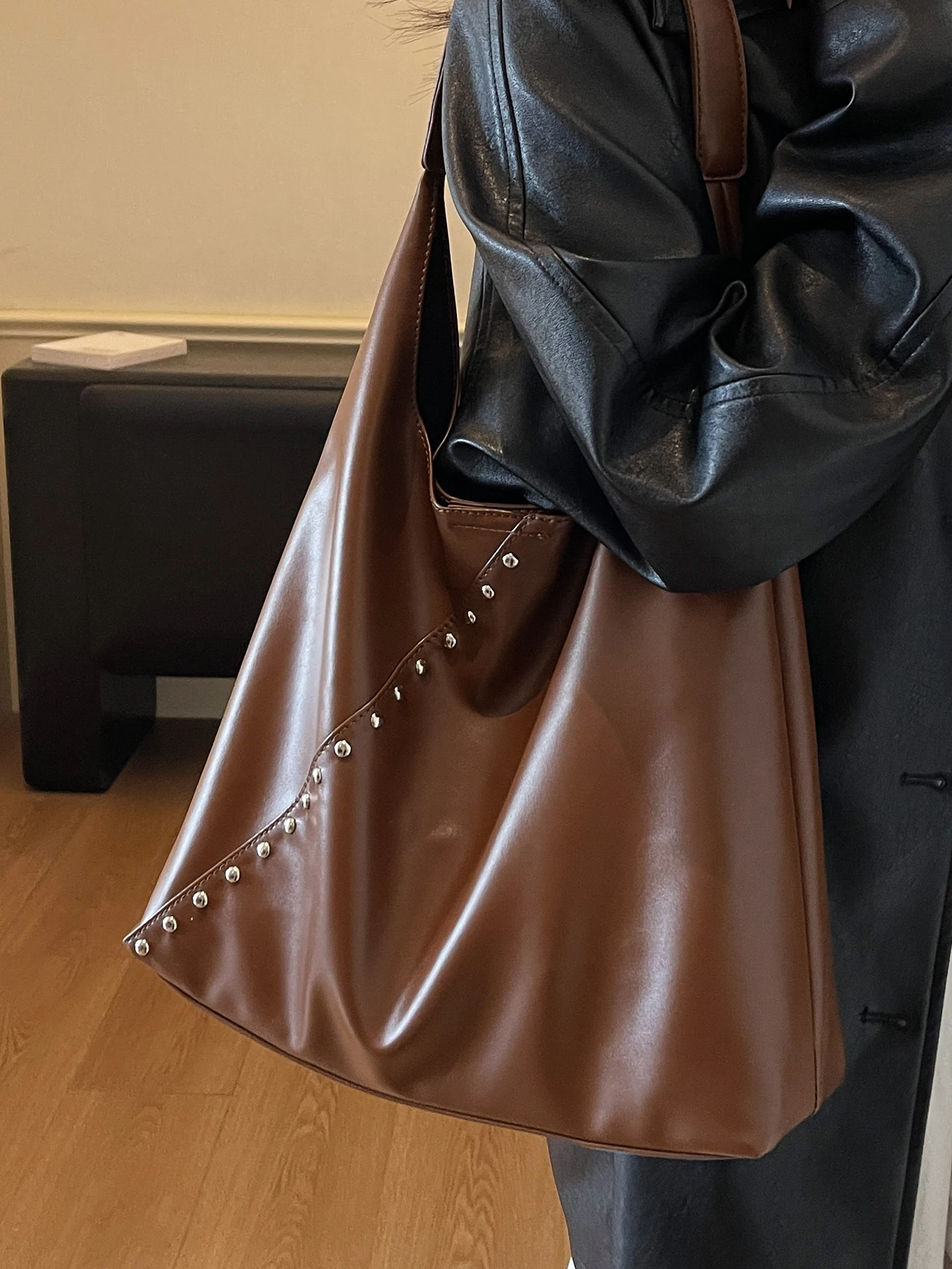 

Женские сумки на плечо большой вместимости, сумки из искусственной кожи с заклепками в стиле ретро, осенние новые однотонные повседневные универсальные повседневные сумки