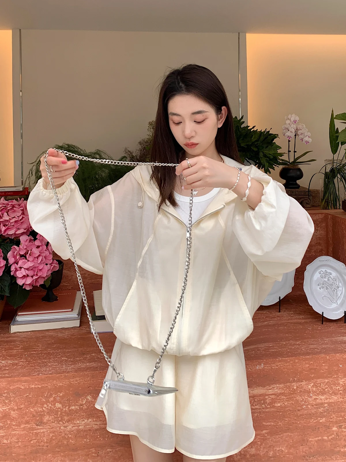 

Женский комплект из двух предметов: тонкая спортивная повседневная свободная одежда с защитой от солнца, включающая шапку с длинными ушками и широкие брюки.