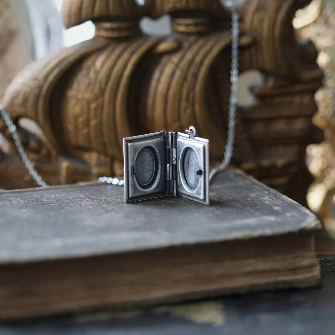 Gothic Cat Book Locket Necklace Retro Cute Exquisite Carving Hollow Souvenir Pendant Necklace for Pet Lovers Christmas Gifts
