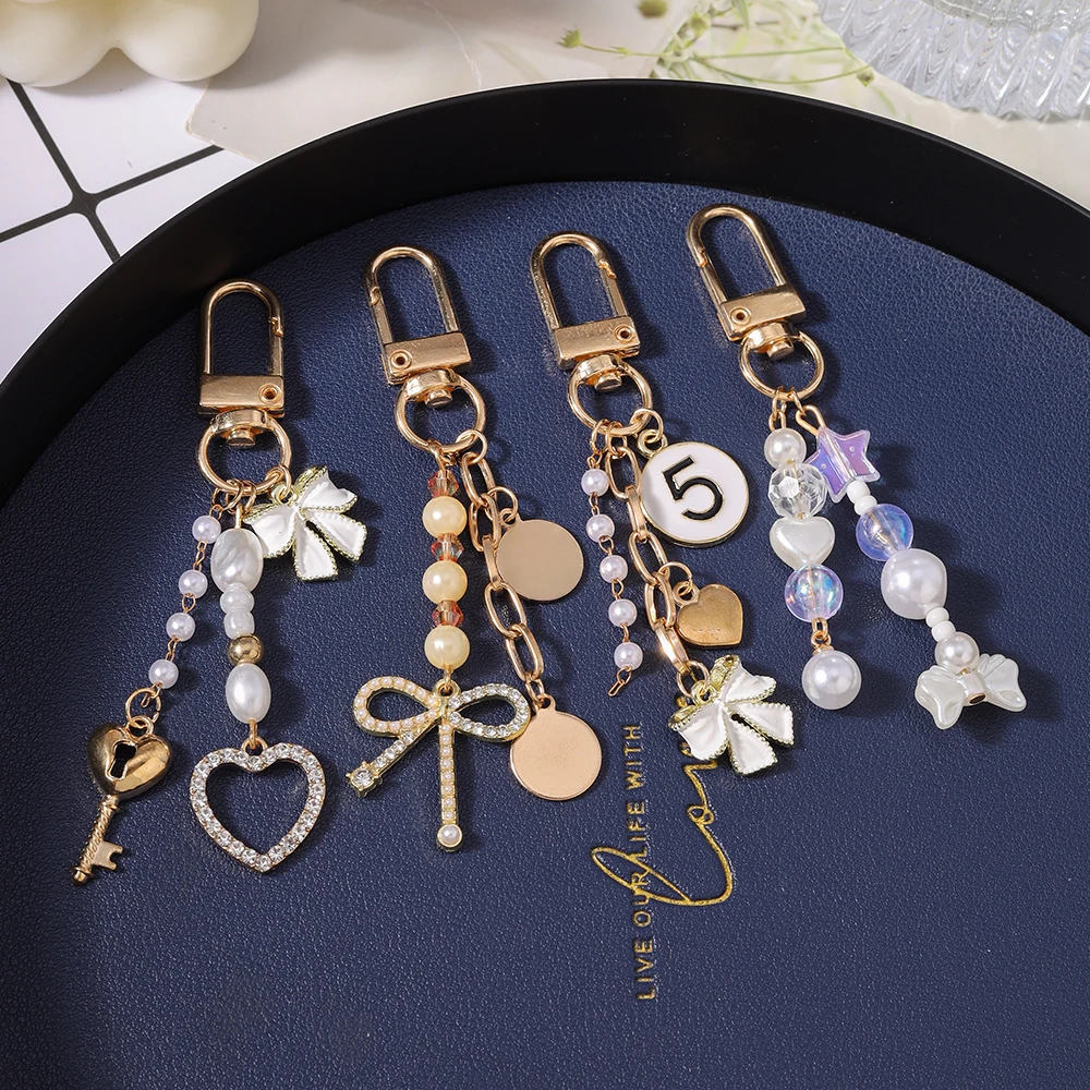 Aihua Niedlicher Y2K Metall-Schleifenherz-Schlüsselanhänger mit Perle für Damen und Mädchen, Handtaschenanhänger, DIY Handgemachter Schmuckzubehör – Detail 1