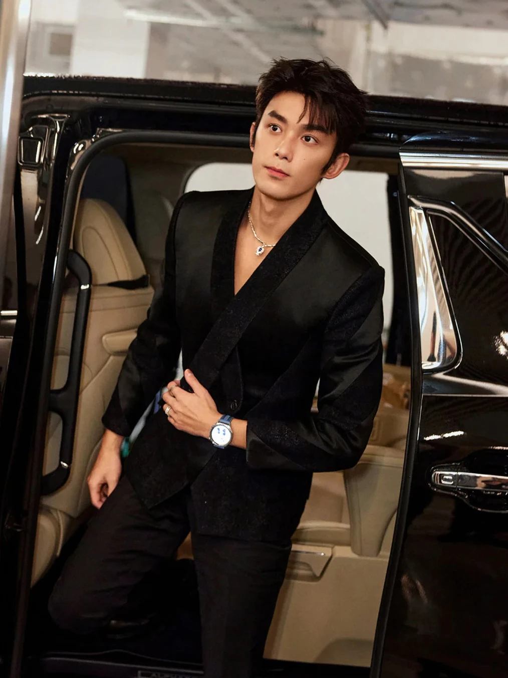 costume-en-velours-pour-hommes-design-d'epissure-irreguliere-sens-briti-sle-haome-aosphere-west-vetements-tendance-costume-bla-decontracte