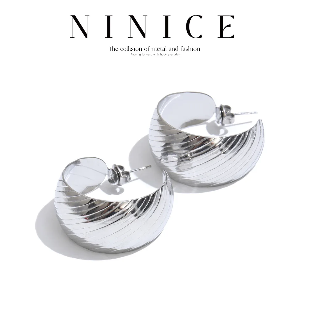NiNice Edelstahl-Huggie-Ohrringe für Damen, modische, gestreifte C-förmige Ohrringe, wasserbeständig, PVD-beschichtet, minimalistischer Schmuck