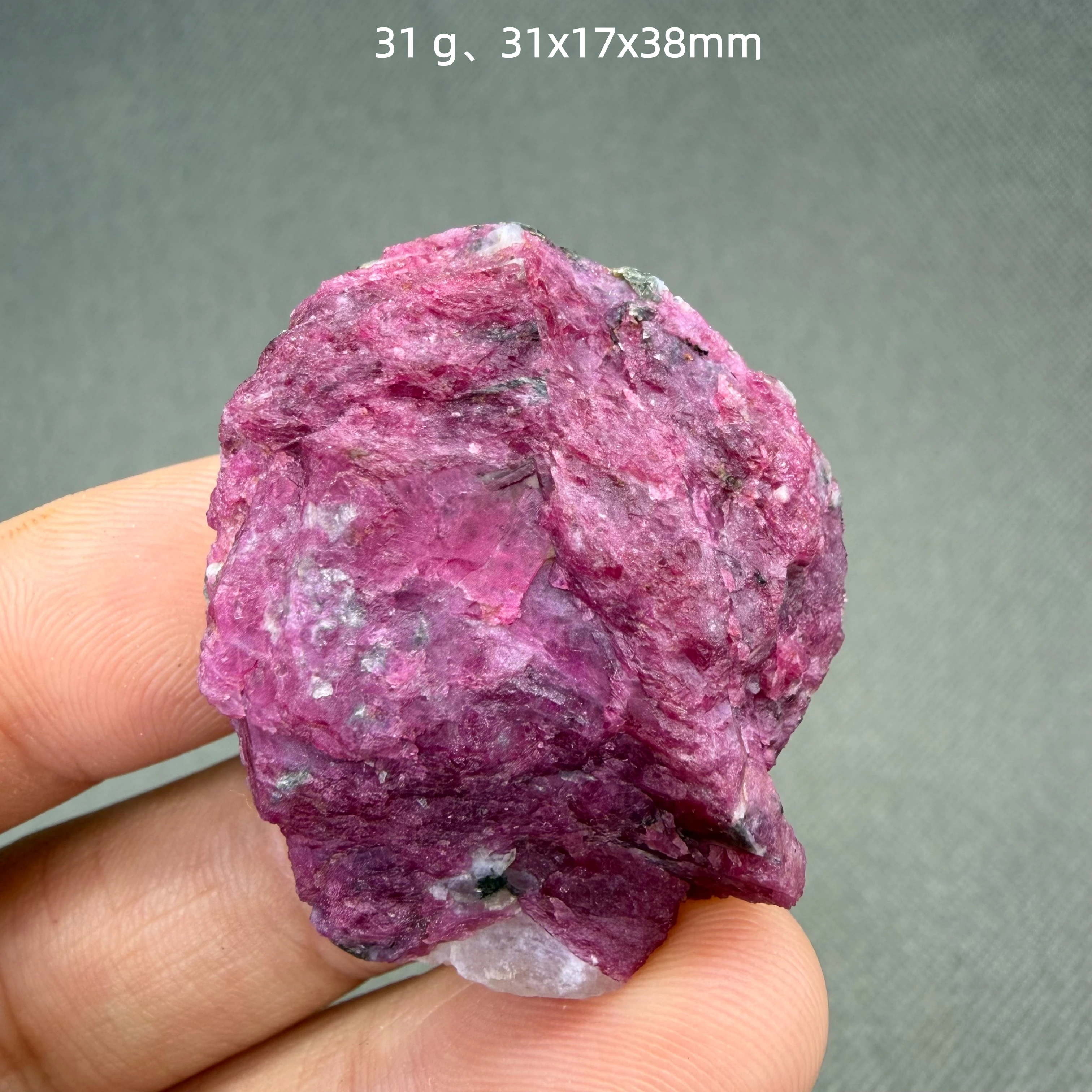 Spécimen minéral de rubis fluorescent naturel du Myanmar + cristaux et pierres de quartz de guérison, pierres précieuses