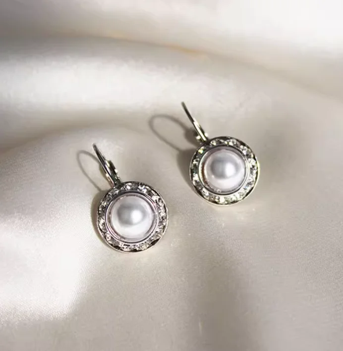 أقراط دائرية عصرية ومتطورة مرصعة بالألماس الصغير، أقراط لؤلؤ أنيقة وفاخرة، مثالية لكل من الأماكن #1