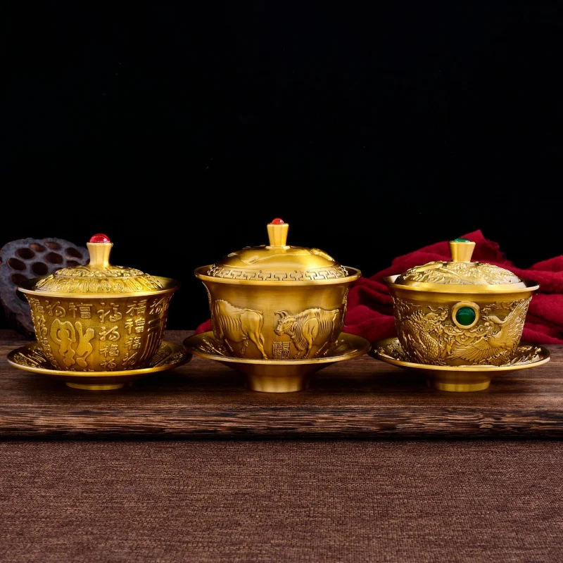 

Латунный церемониальный набор из трех частей: пять быков, крышка сто благословений, чайная чаша с рельефным драконом и фениксом