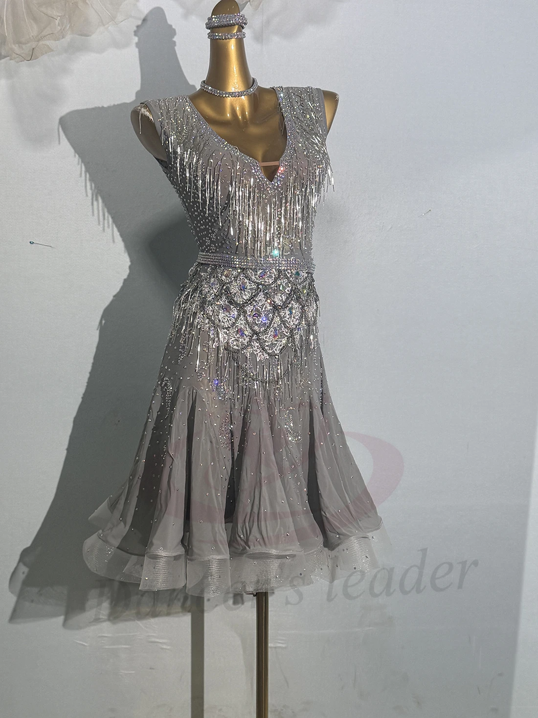 ชุดเต้นรำละตินประดับเพชรสำหรับผู้หญิง ผู้ใหญ่ และเด็ก งานสั่งตัดระดับไฮเอนด์ ประดับลูกปัดเงินทรงหลอด ชุดแสดงแซมบ้า