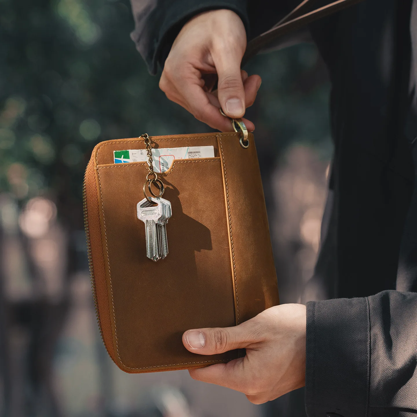 Herren-Reisepasshüllen aus Leder mit AirTag-Schlitz, multifunktionale Reisebrieftasche mit Umhängeband, mehrere Kartenfächer und Reisepasshüllen