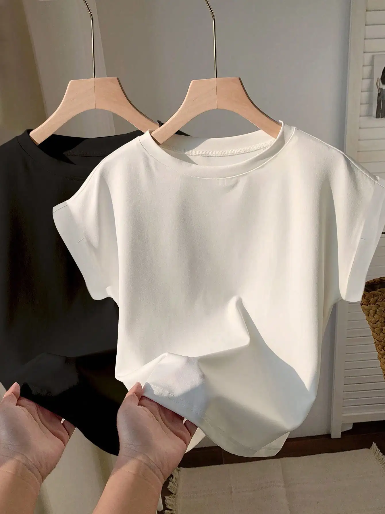 

2 шт. женских футболок с круглым вырезом и заниженной линией плеча, с коротким рукавом, легкие и слегка полупрозрачные, для лета