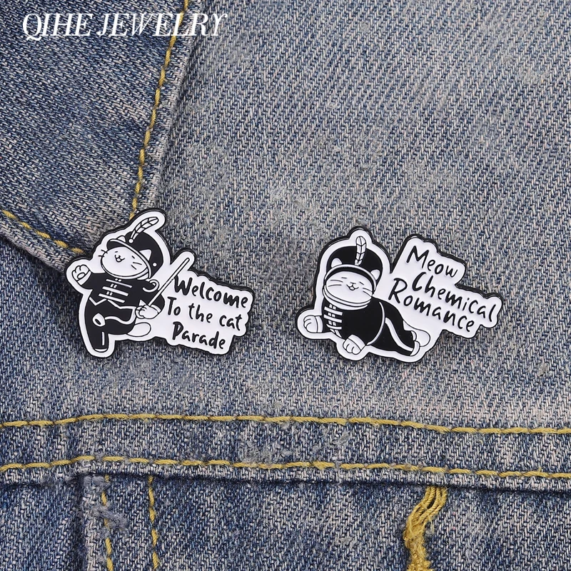 Lindo uniforme broche de gato negro alfileres esmaltados Meow Romance químico Bienvenido al desfile de gato broches bolsa solapa insignia joyería regalos