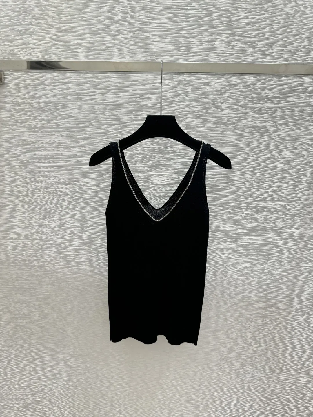 2026 Spring/Summer New Arrival: High-Quality, Stylish V-Neck Knitted Vest with Bead Embellishment