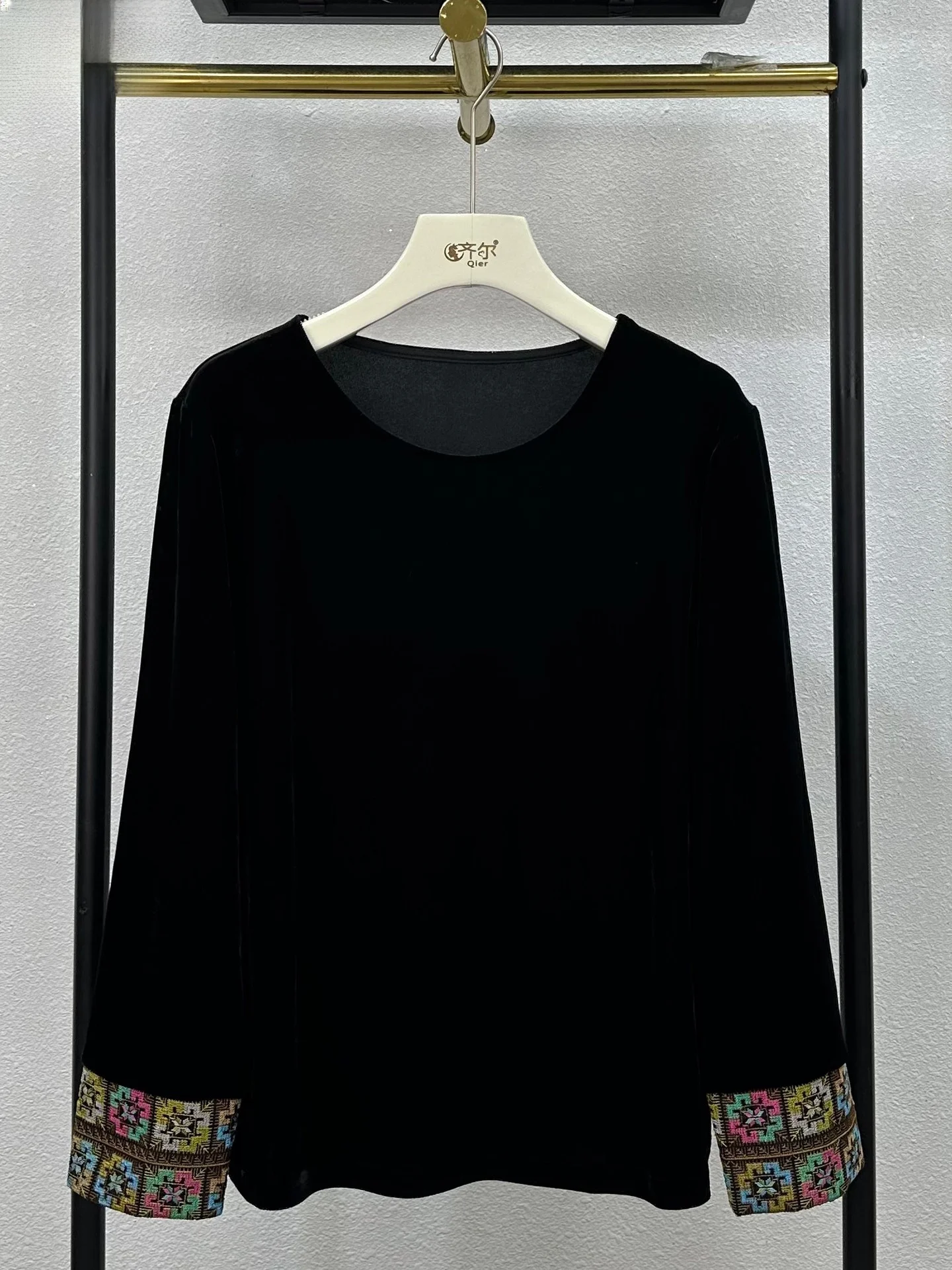 

Новая китайская шелковая бархатная блузка в национальном стиле с вышивкой, женская, осенне-зимняя, новая, роскошная, высококачественная, комбинированная.