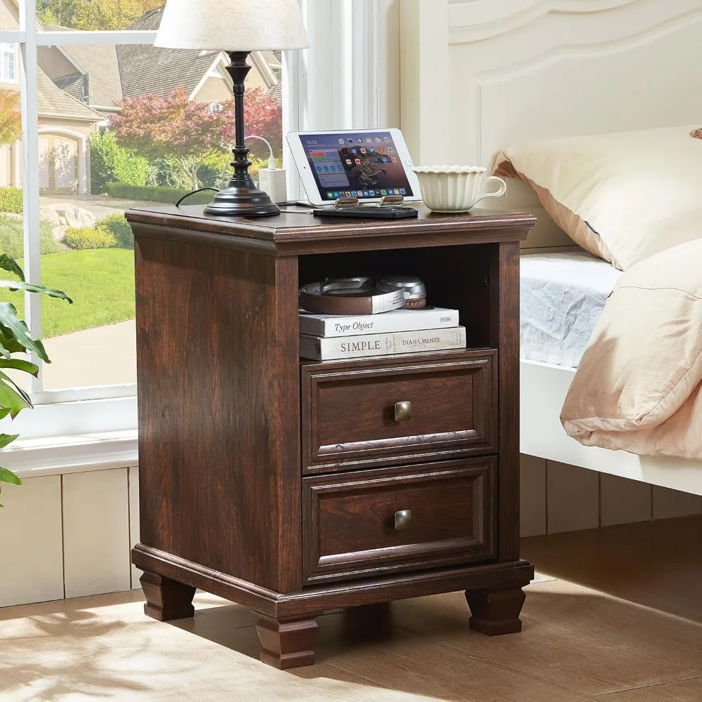 

​ ​ «Прикроватная тумбочка для фермерского дома с зарядной станцией — коричневый торцевой столик в деревенском стиле с 2 ящиками для спальни или гостиной» ​
