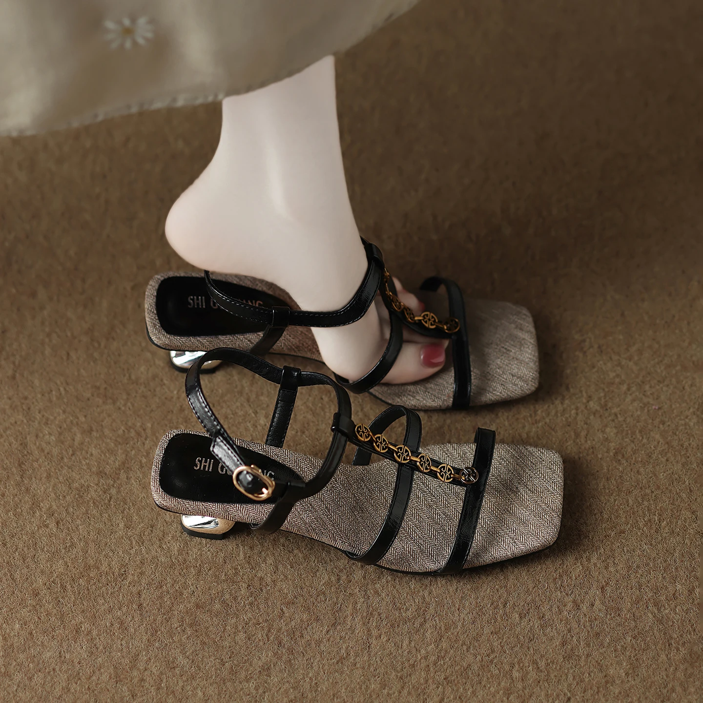 sandalias-decoradas-con-cadena-metalica-elegantes-y-modernas-para-mujer-con-tacon-de-cuna-alto-correa-en-el-tobillo-punta-abierta-para-verano