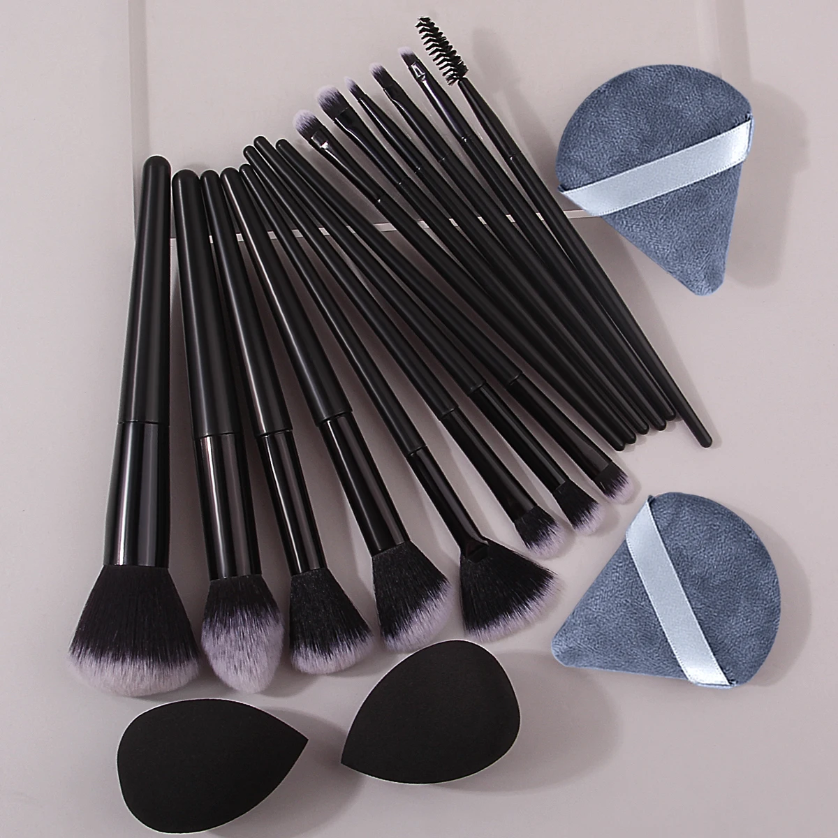 18 ชิ้นสีดําชุดแปรงแต่งหน้าแปรงอายแชโดว์แปรงคิ้วแปรงแป้งพัฟความงามไข่มัลติฟังก์ชั่เครื่องมือความงาม